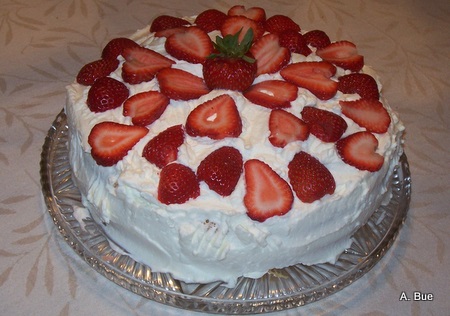 blotkake-with-strawberries-and-whipping-cream blotkake-with-strawberries-and-whipping-cream