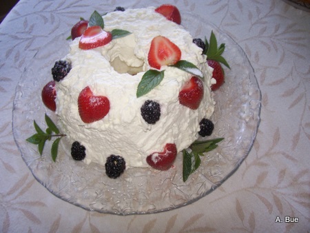 norwegian-blotkake-with-blackberries-strawberries-mint.jpg