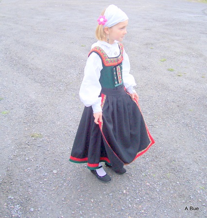 ><BR><B>dancing girl in norsk bunad
