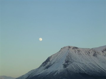 Romsdal-mountains-in-moonlight
