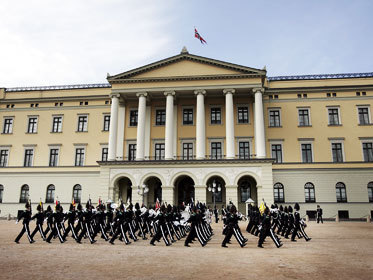 norwegian-royal-castle-royal-guards