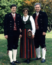 ladies-bunad-from-oppdal-mens-bunad-from-northern-gudbrandsdalen ladies-bunad-from-oppdal-mens-bunad-from-northern-gudbrandsdalen