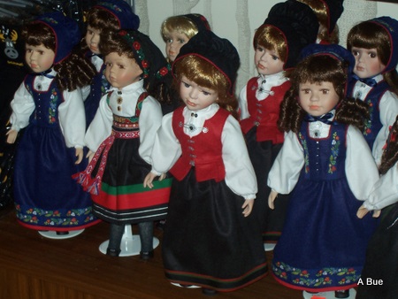 dolls dressed in norwegian bunader