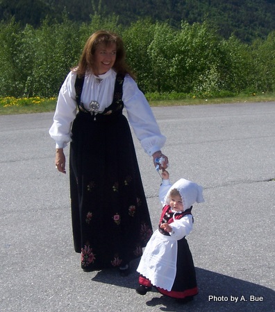 girls in norwegian nasjonal drakt