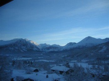 Isfjorden-blue-mountains