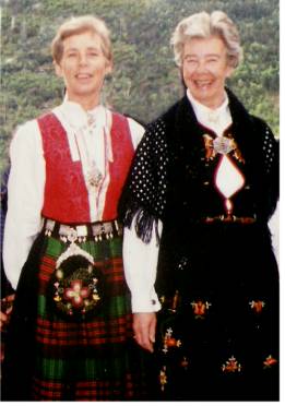 ladies-in-norwegian-costumes