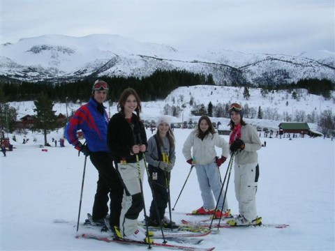 students-skiing-in-Norway