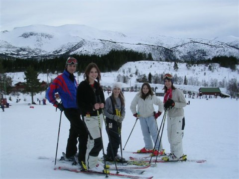 students-skiing-in-norway