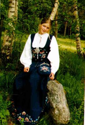 romsdalsbunad-norwegian-national-costume romsdalsbunad-norwegian-national-costume